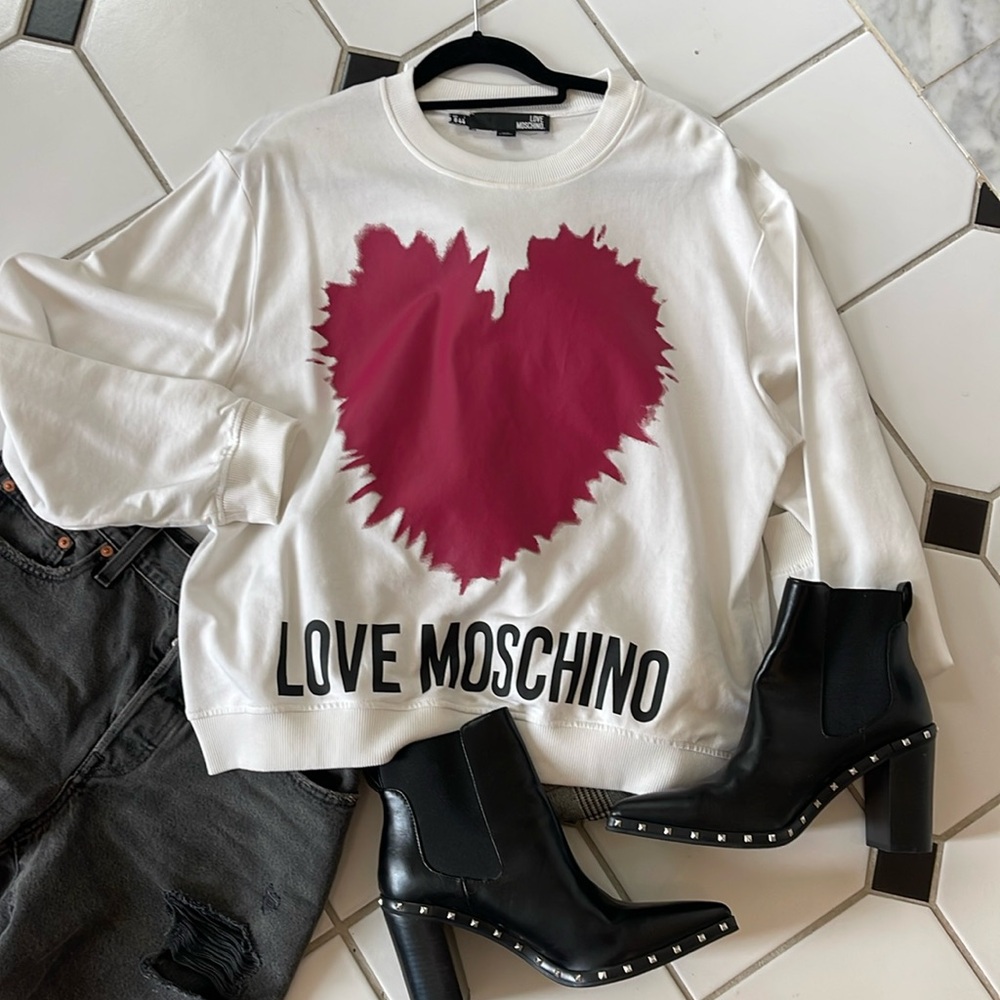 Love Moschino heart sweatshirt like new!